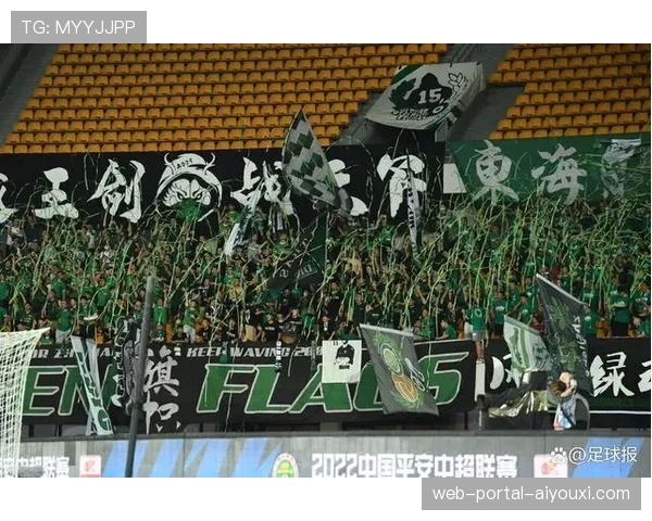 梅州客家对阵浙江队比赛，主队球迷用手机灯光点亮看台